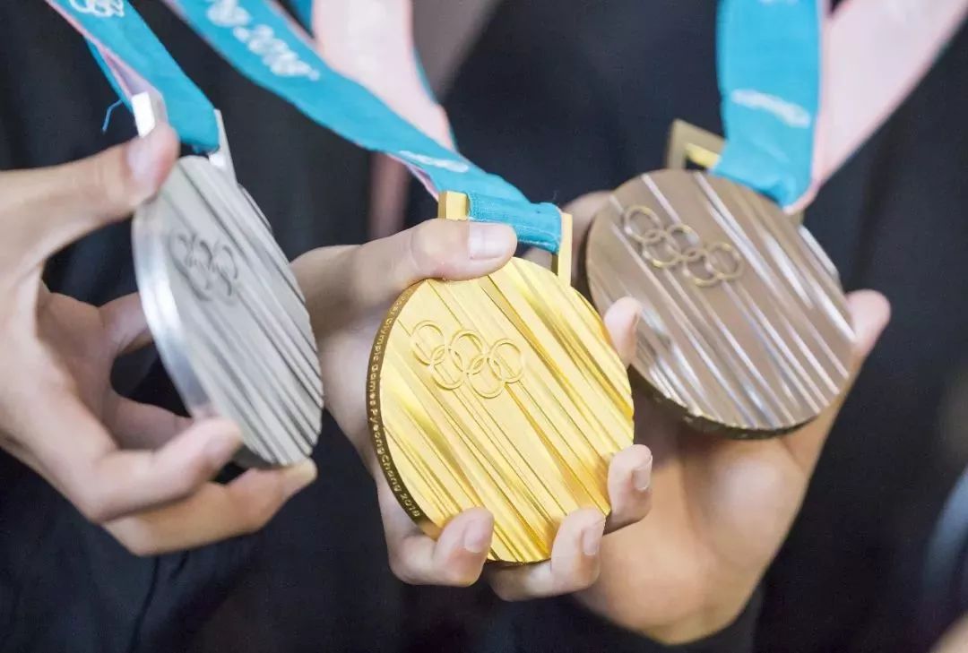 2018年平昌冬奥会奖牌的正反面分别是五环标志和会徽logo,配以整体的