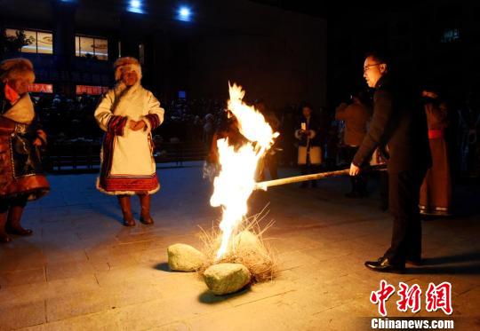 1/ 14 祭火,俗称"祭灶",是蒙古族的一种古老习俗,每逢年节,迁居或