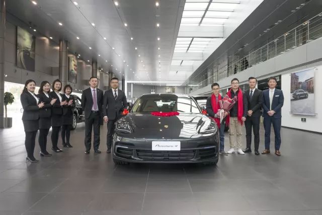 福建省第一台全新 panamera 4 sport turismo 的交车仪式在泉州保时捷