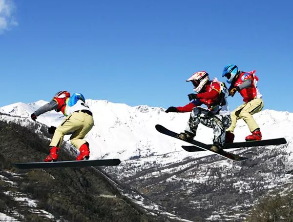 冰雪人口_2021冰雪产业报告 冰雪人口骤降 旅游成新增长点(2)