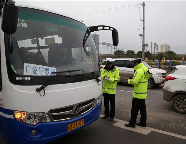 广安交警一大队出重拳治理广安火车南站,广安客运枢纽站交通秩序,为