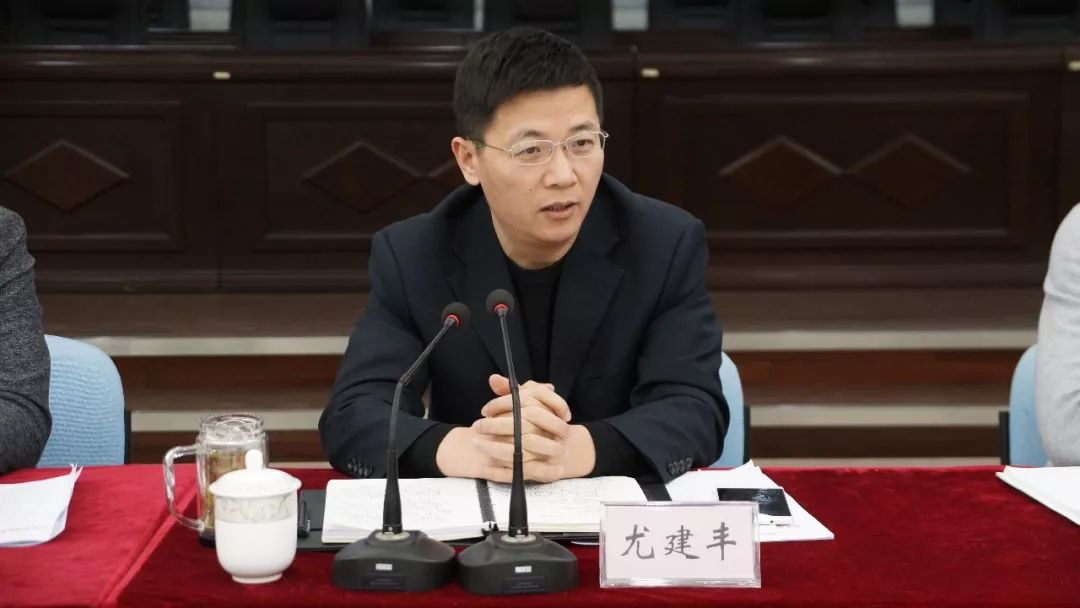 会议最后,区委常委,元和街道党工委书记尤建丰向受表彰企业表示祝贺