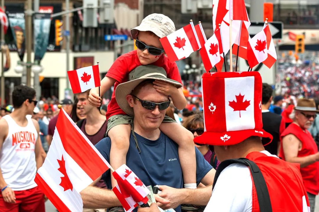 全加拿大人们在国庆日这天都盛装庆祝