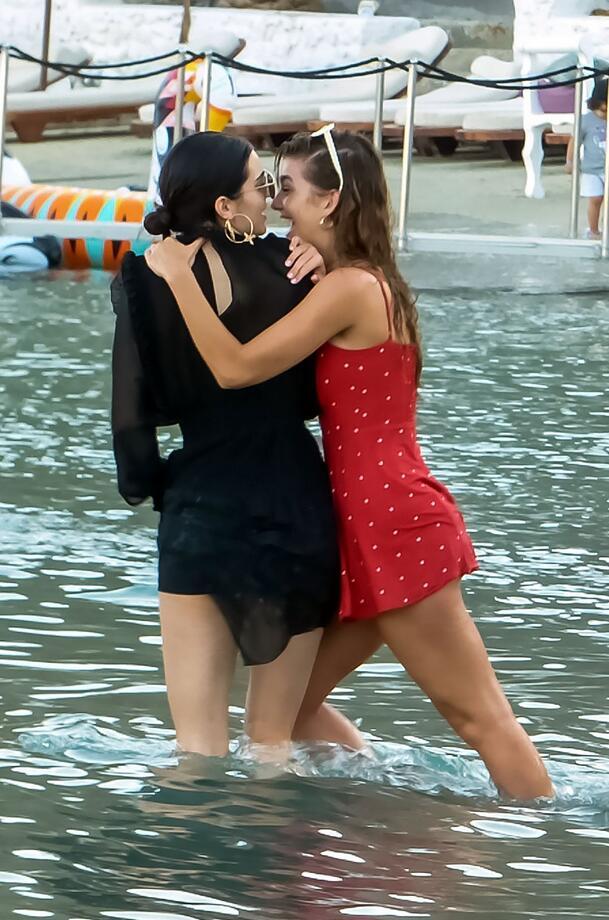 超模肯达尔詹娜希腊米克诺斯海滩欢乐拍照她玩得太开心了