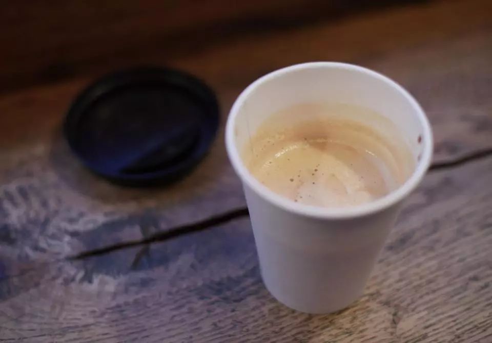 但是，目前星巴克使用的纸杯是一次性用途咖啡杯（single-use coffee cup）,夹层中有一层保温和防水用的塑料薄膜，使得其几乎不可能被循环利用。