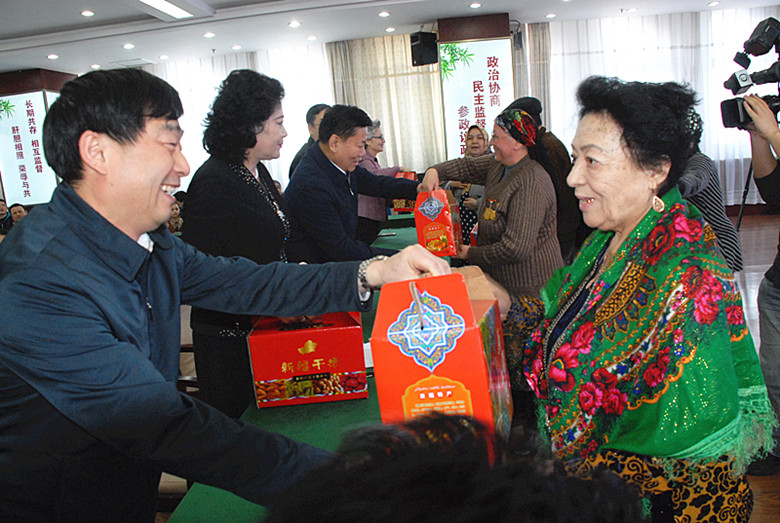 乌鲁木齐市政协机关举行"民族团结一家亲"新春联谊会