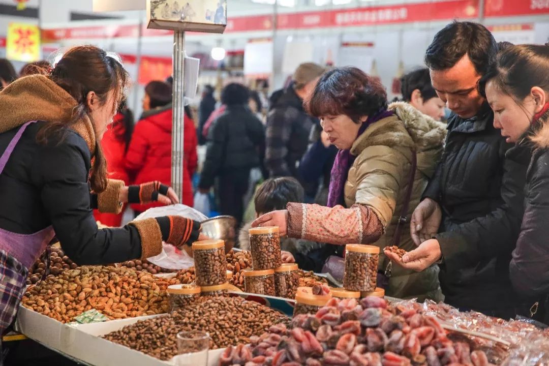 走访宁波年货展,人多的竟然挤都挤不进去!到底有什么好买的?