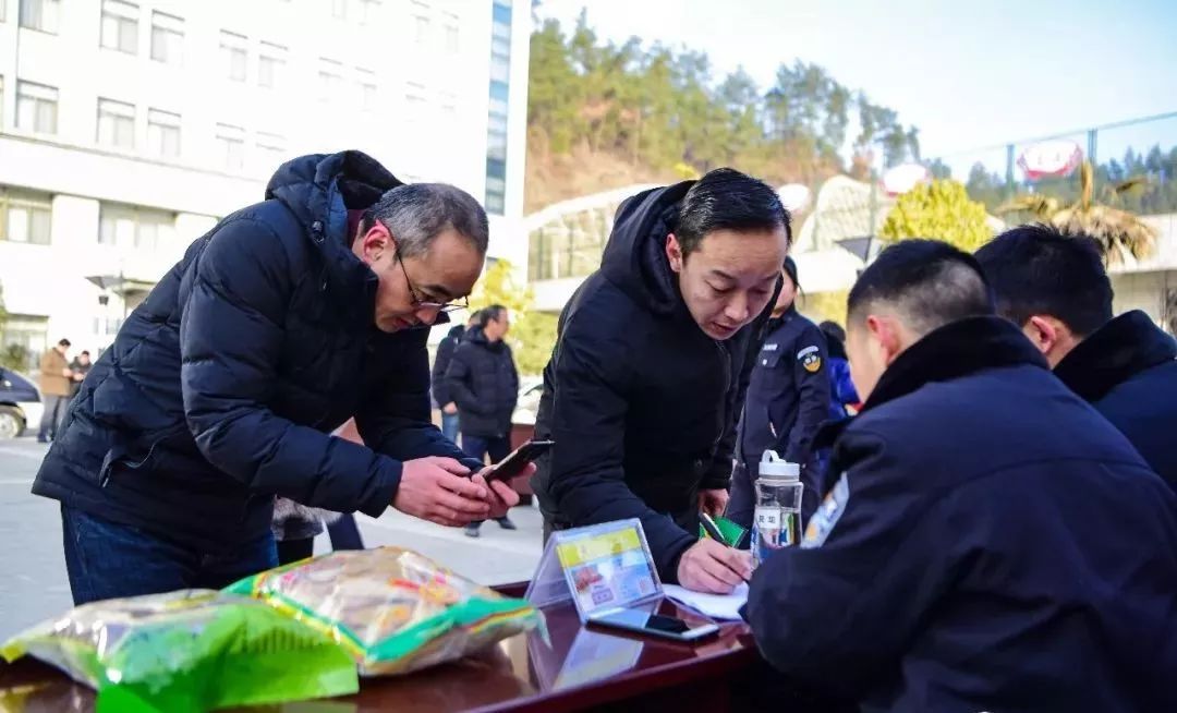 房县村民胆如天,"摊位"竟然摆到了十堰市公安局警训基地.