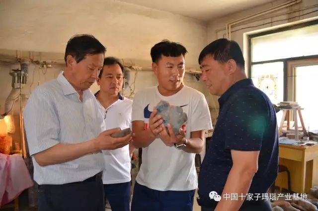 阜新市委宣传部副部长孙瑶一行人到十家子晶海玛瑙工艺有限公司调研.