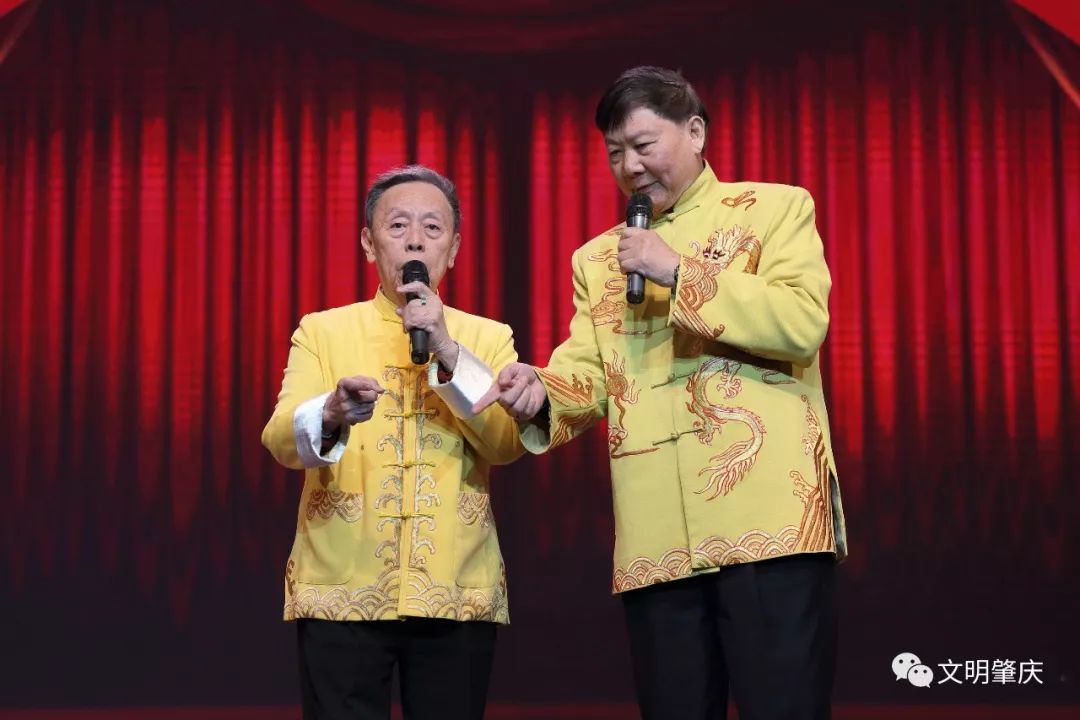 《一江春水两地情》, 著名相声表演大师黄俊英, 何宝文来临现场, 两位