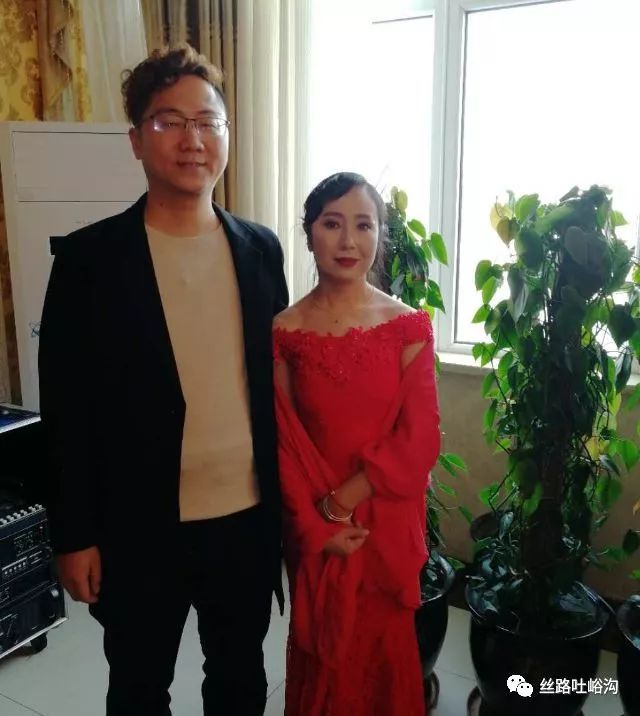 又听到了那熟悉的结婚进行曲,一对新人在众人的祝福声中走向婚姻的