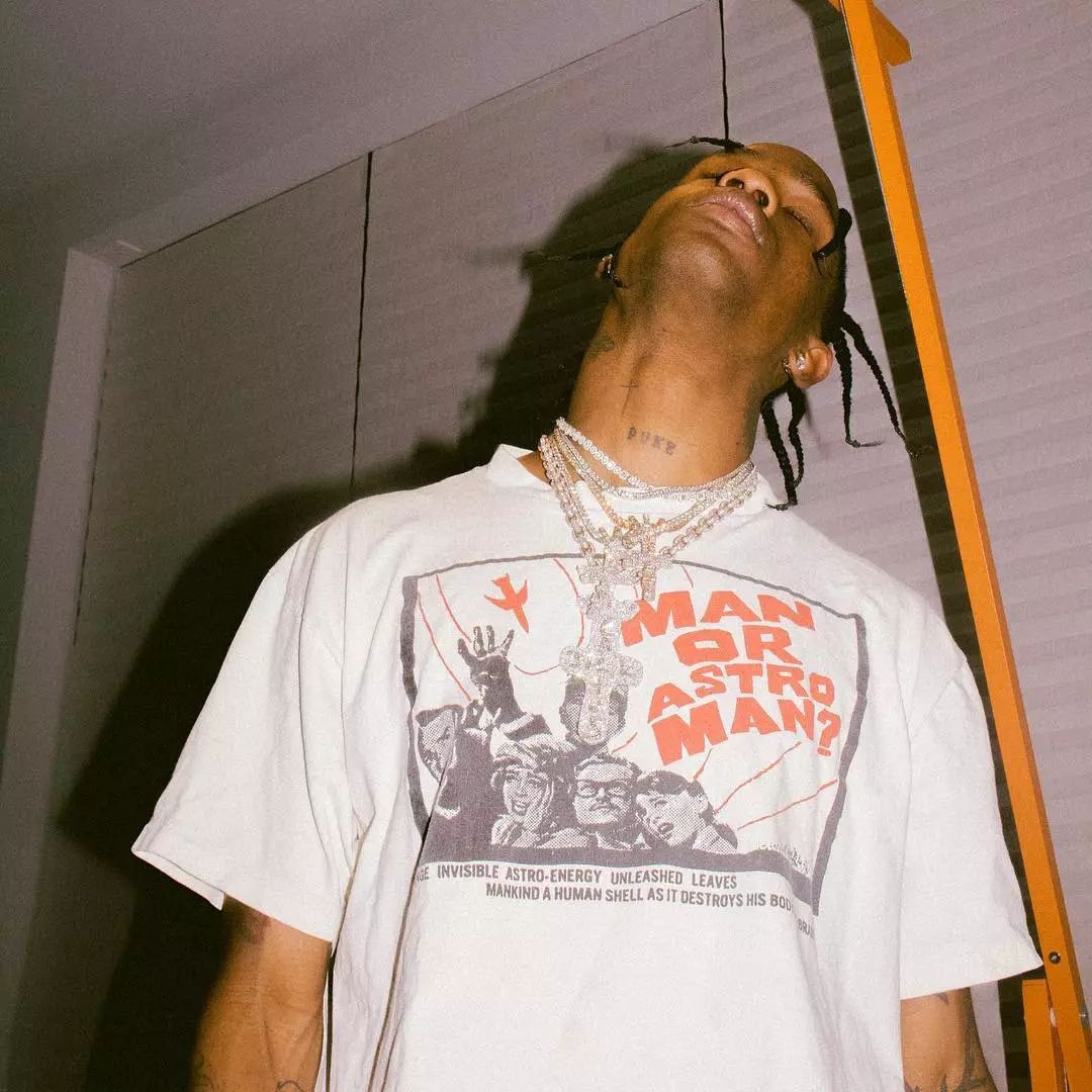 时尚 正文  这位争议性极大的说唱歌手 travis scott 是警察局的常客