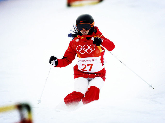 中国选手关子妍在2018年平昌冬奥会自由式滑雪女子雪上技巧资格赛中位