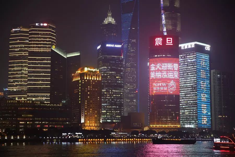 与上海外滩万国博览群遥相呼应的陆家嘴震旦国际大厦醒目的大屏上