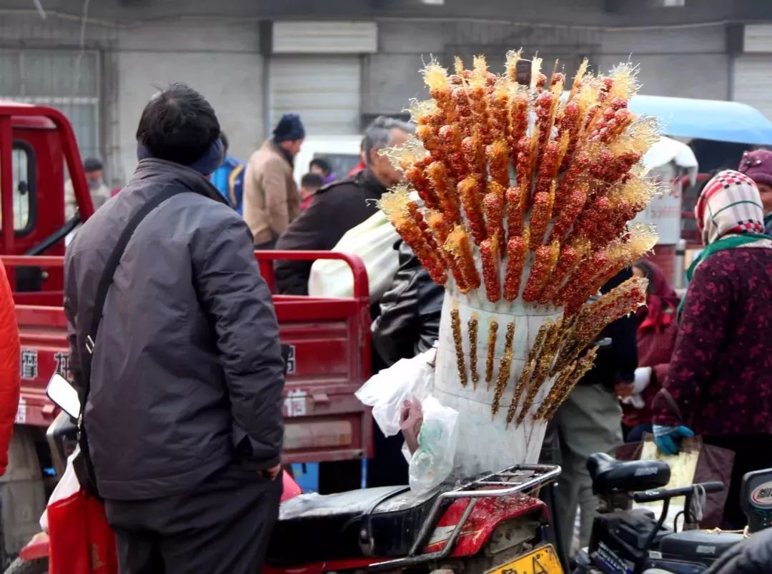 大集逛累了,来串糖葫芦,酸里带着甜.