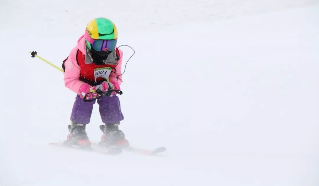 第二届儿童滑雪大赛冷酷收官,雪二代逆风起航