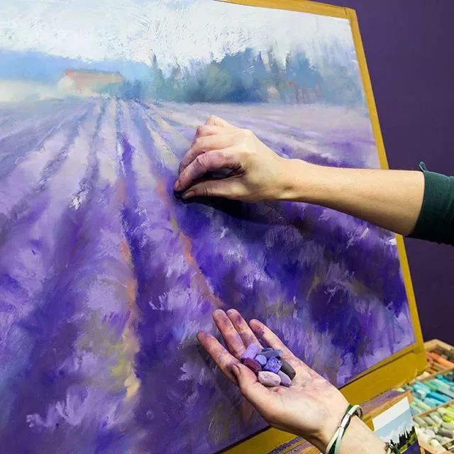 莫斯科艺术家 olga abramova 人很甜美,她的画很平静 她的粉笔画受到