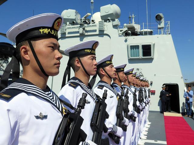 中国海军的服装通常以白色和藏青色为主色调,样式美观,颜色大方协调
