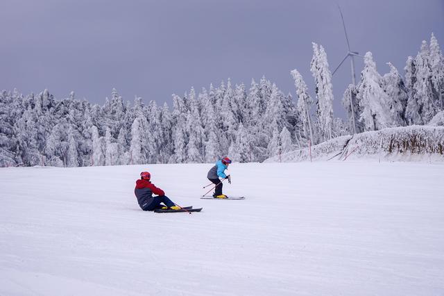 穿过雾凇森林,开阔的南天湖国际滑雪场露出真容,这是目前整个西南