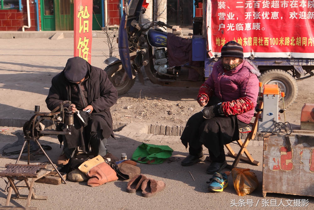 寒冷集市上挣钱养家的老人 劳累了一辈子的老爸老妈辛苦了