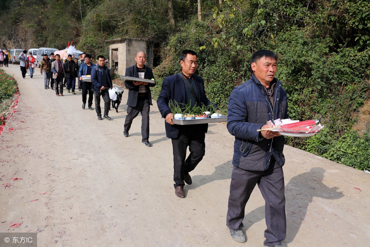 实拍贵州山区丧事,亲戚抬着死猪前来祭奠死者,时间要