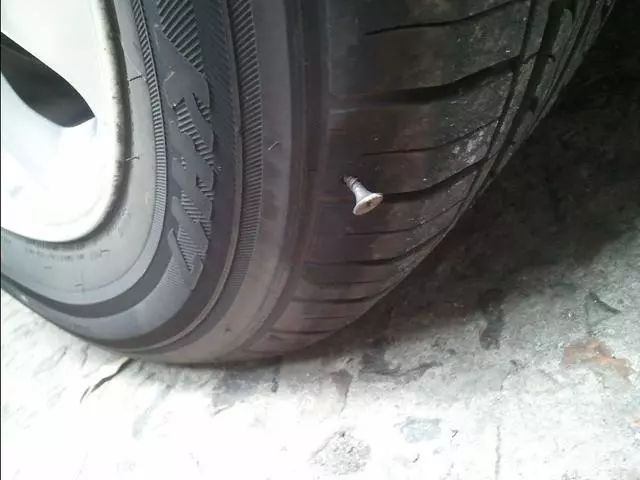 汽车轮胎为什么没有内胎,还能不漏气?