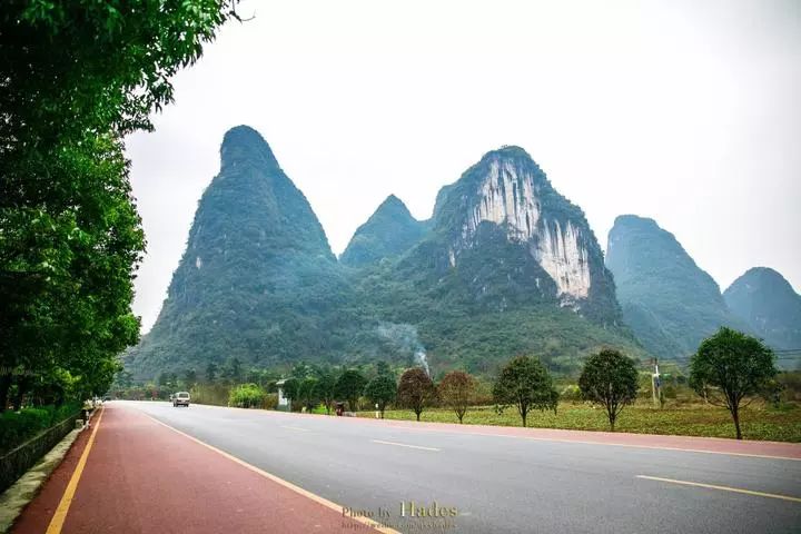 十里画廊就蜿蜒在自然的山水之间,村舍农田风光旖旎,犹如在古典山水画