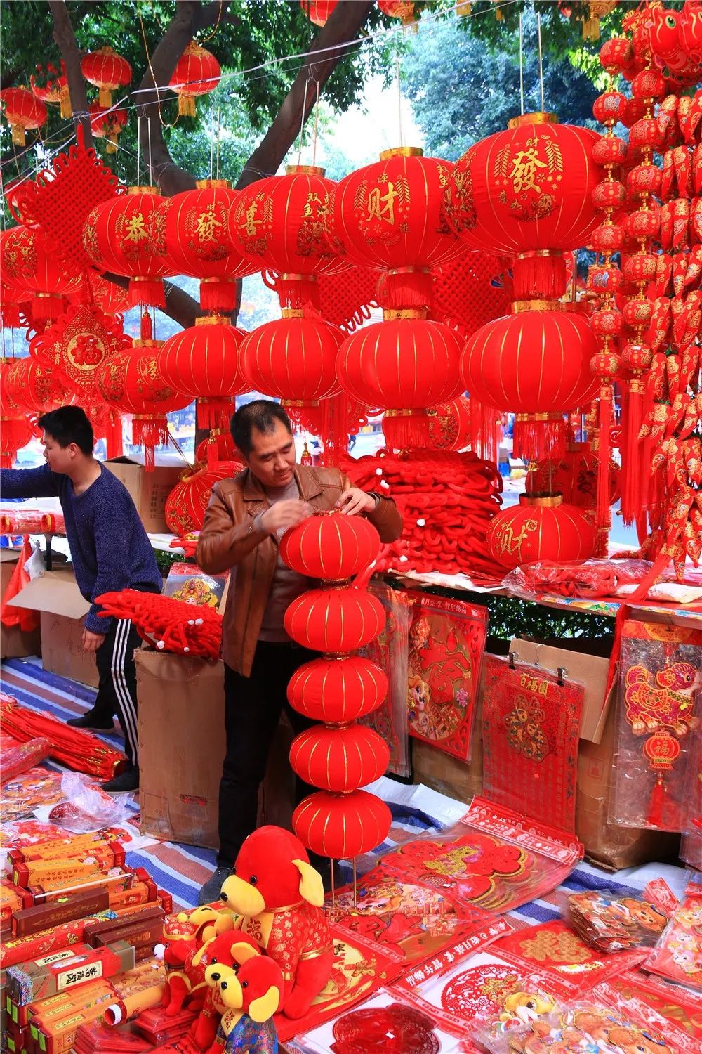 【中国年味·米易浓】摆摊摊~办年货~买对联,年味正浓