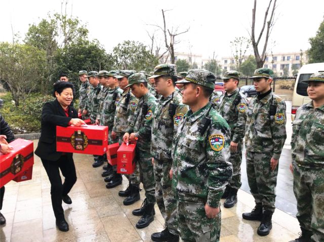 问品送慰肯定工作施迎利详细询问了消防队员的训练和生活情况,向队员