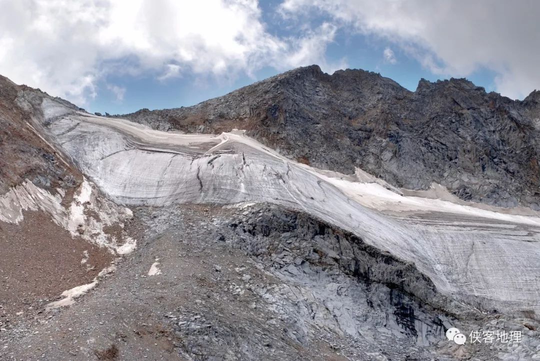 悬谷冰川悬贴于山坡上,是冰川发育的雏形,冰川规模小,冰体厚度薄,冰川