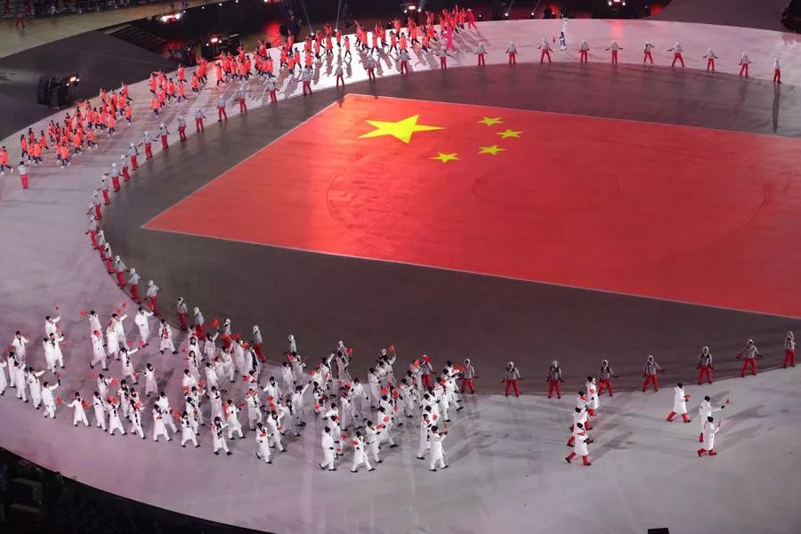 冬奥会开幕式:周洋挥舞国旗率领中国代表团入场