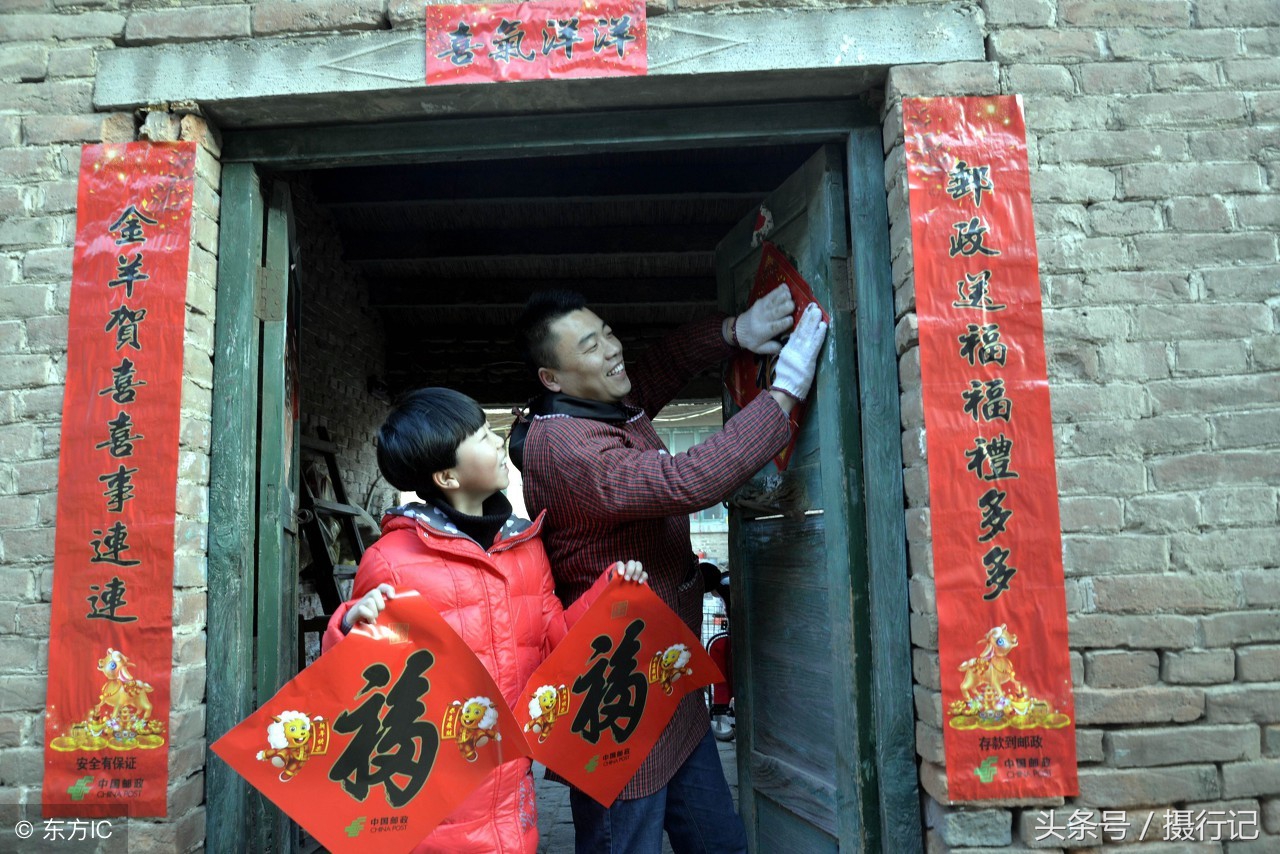 在农村,春节家家户户都要贴上红红的春联.(图片来自东方ic)