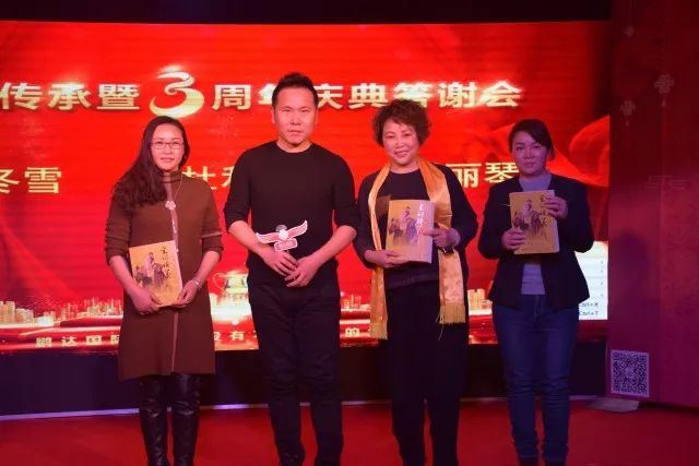 歌唱结束李奇龙先生为在场嘉宾抽取他亲笔签名的二等奖《宋词演义》书