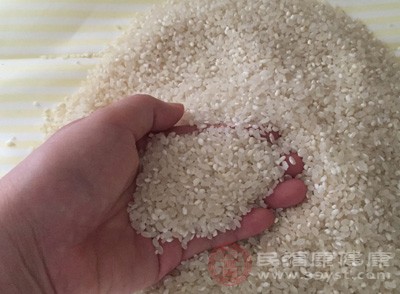 米饭中吃出透明颗粒状异物 涉事商家称是干燥剂