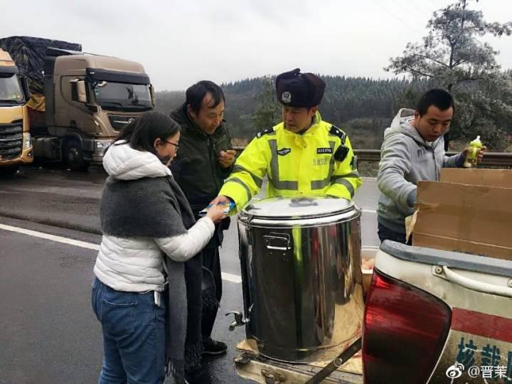 云南高速交警为你守护春节回家路