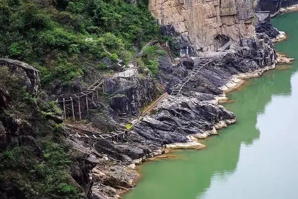 傥骆道作为穿越秦岭最靠近太白山的一条古栈道,可追溯至三国时期,如今