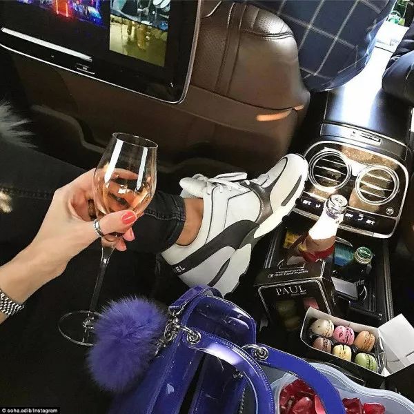 网上炫富已成风!钻石香槟都只是标配!私人飞机随手就有!