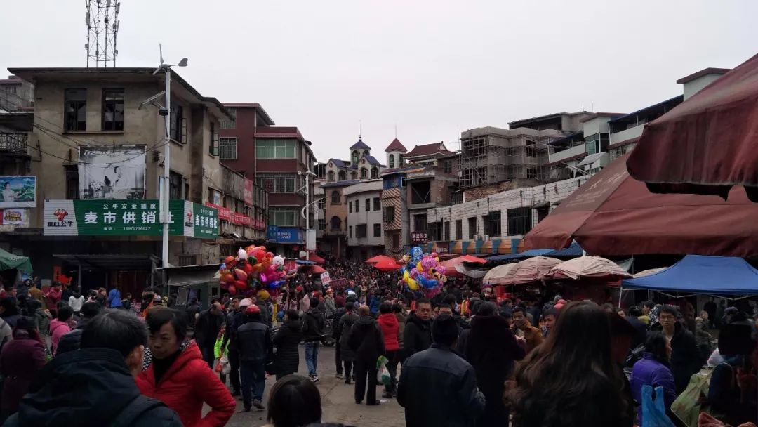 来此赶圩的汇集了周边万水乡,三合乡和嘉禾县泮头乡,龙潭镇等地人口.