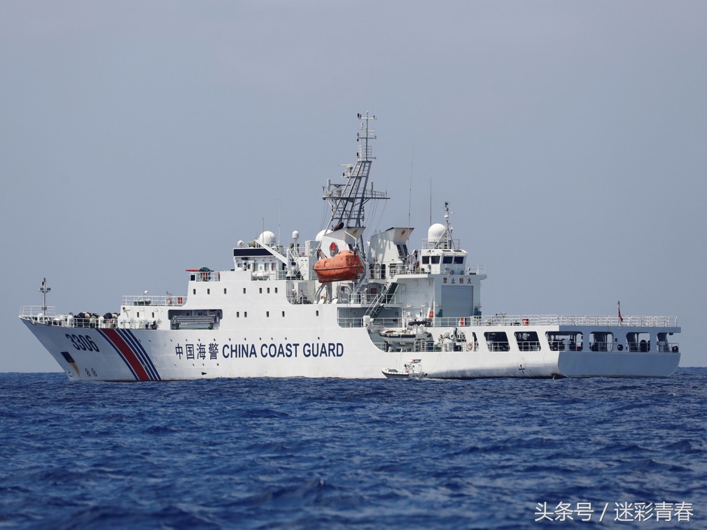 中国海警3306船在黄岩岛海域执行巡逻警戒任务.