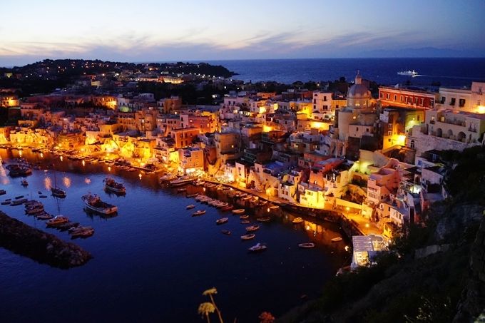 旅游 正文  普罗奇达是意大利那不勒斯湾的一个小岛,这里很小,游客也