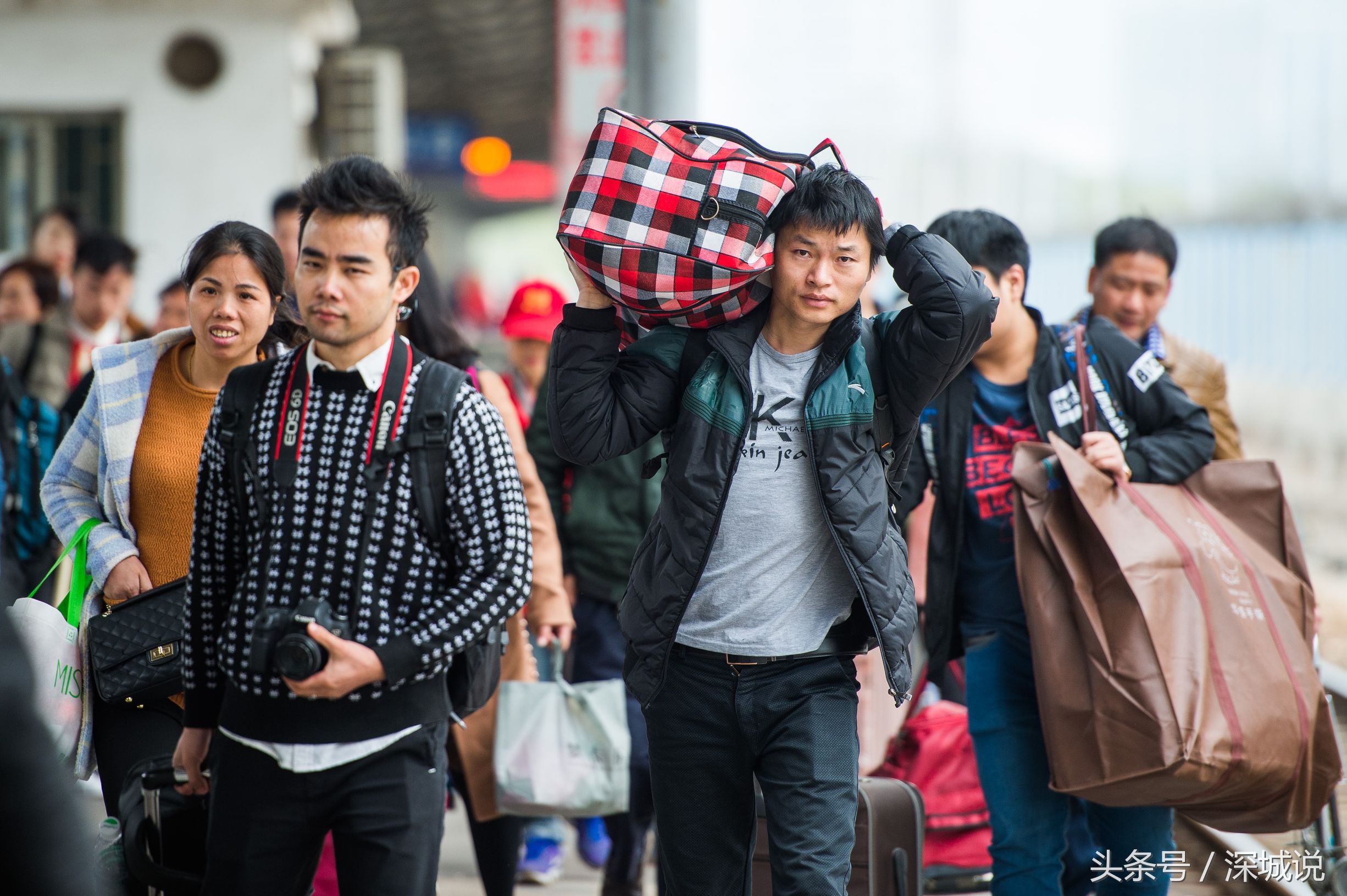 广州车站春运时游子回家画面，人挤人的，看着都累，回家好难！|广州|游子|画面_新浪新闻