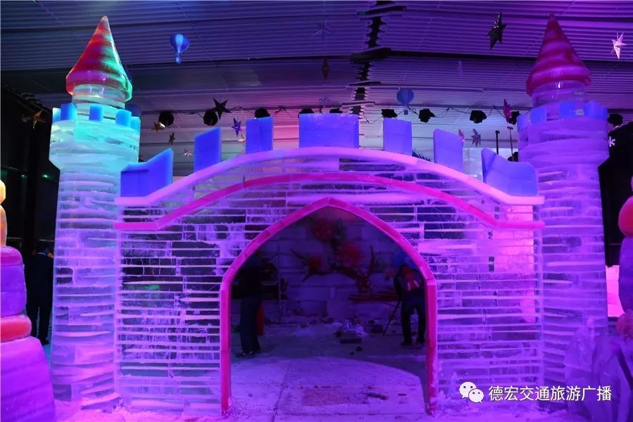 冰雕芒市孔雀谷景区冰雪世界占地2000平方米,零下20°冰爽体验,冰上