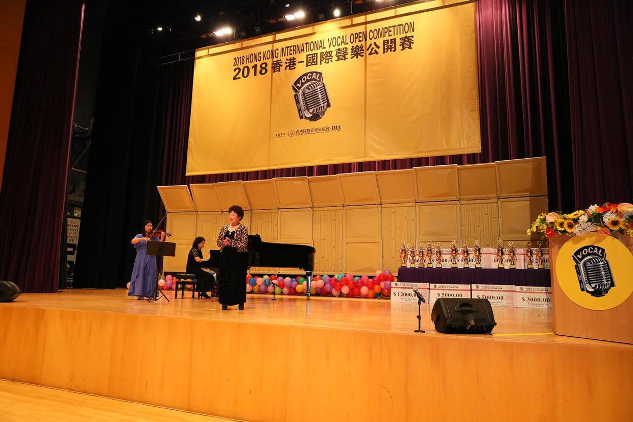 嘉宾音乐会最后一位演唱者是香港唱作歌手及演员王菀之的妈妈冯志丽