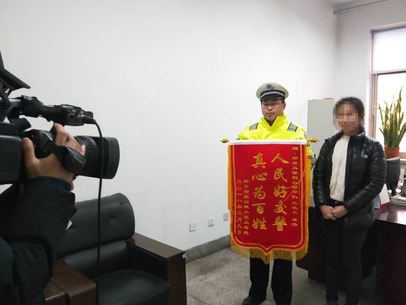 即墨交警为病孩子争取救命时间 家长送锦旗表感谢