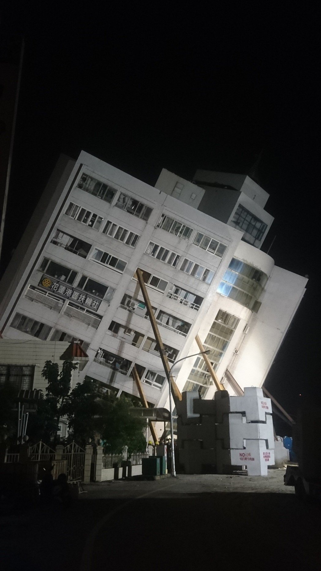 台媒：花莲县地震，传玉里镇有大楼倒塌，救援人员正前往