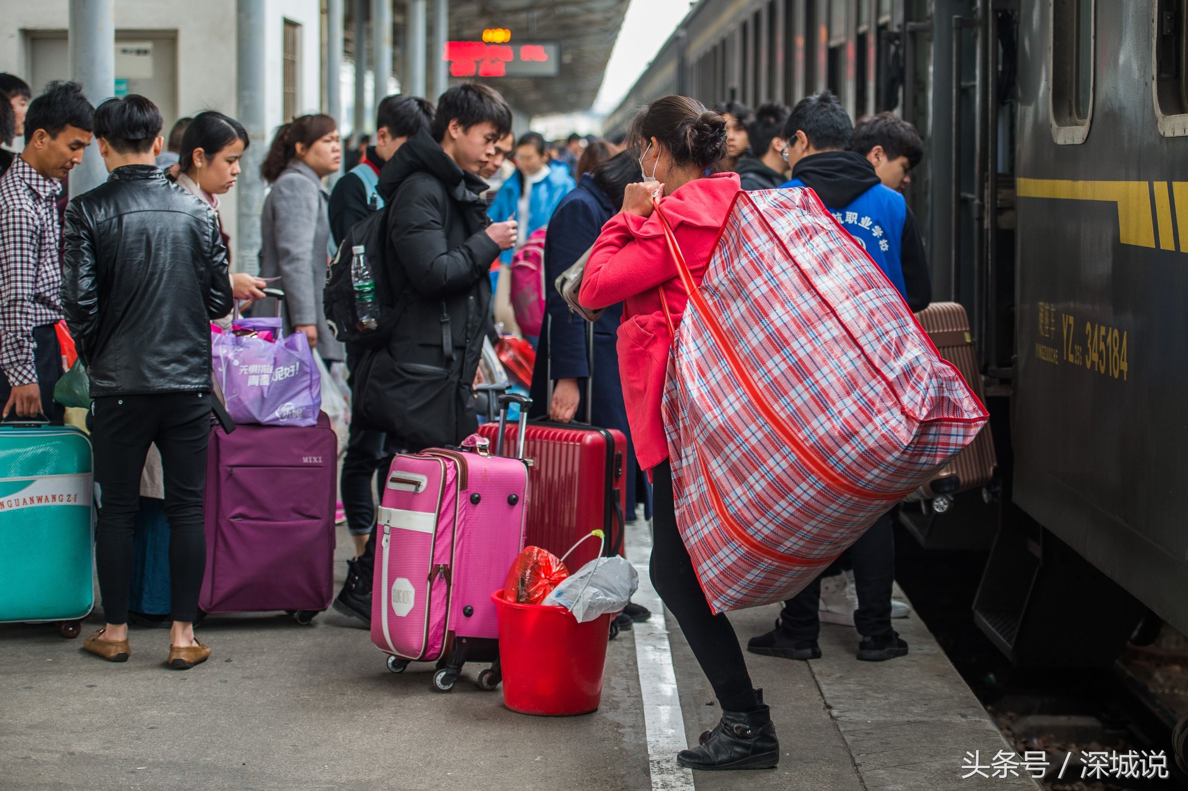 简单实用便宜的编织袋还是可以受到中年旅客的喜爱.