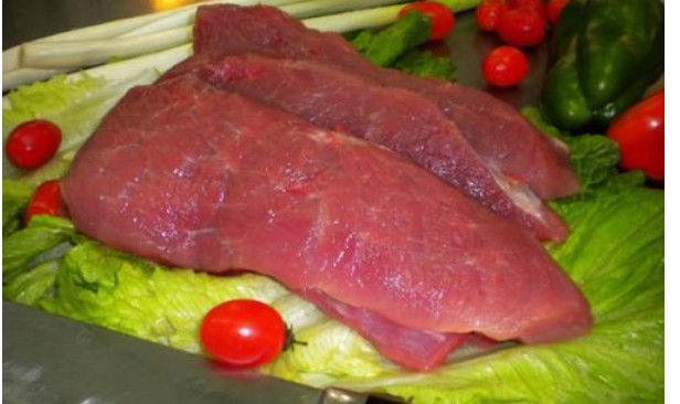 瘦肉看起来显深红色的肉最好别买,这类肉大多是不健康或者 死猪肉