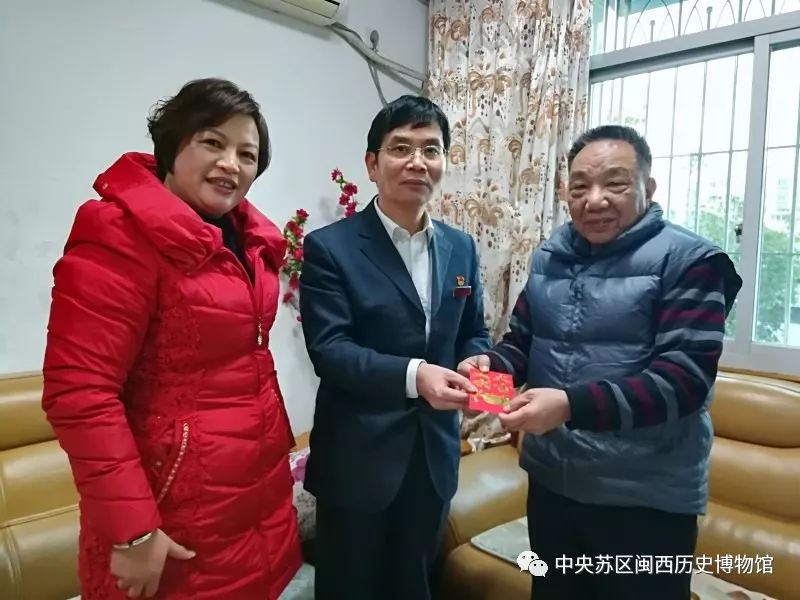 我馆馆长邓泽村,工会主席,文物资料科科长林晓军为我馆原馆长林焕珍