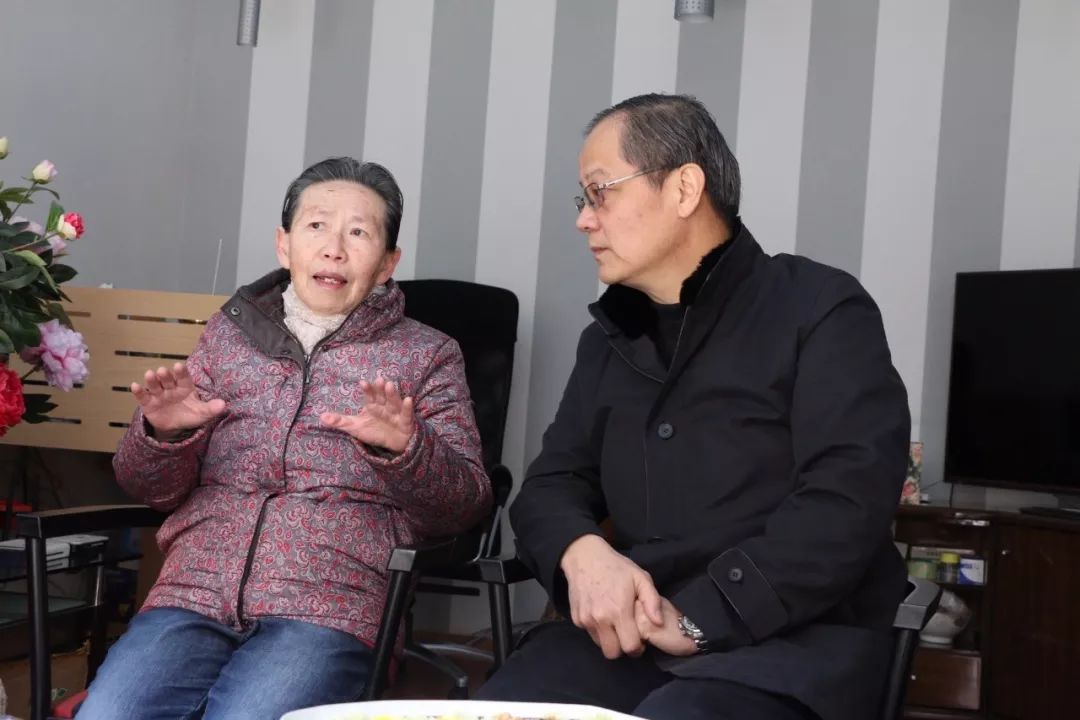 与姚氏医学代表传人姚克敏主任医师亲切交谈看望慰问国家突出贡献专家