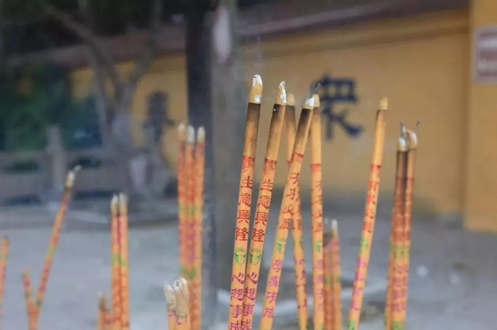 旅游 正文  又到一年一度的新春烧香时候,成都周边寺庙众多,每个寺庙